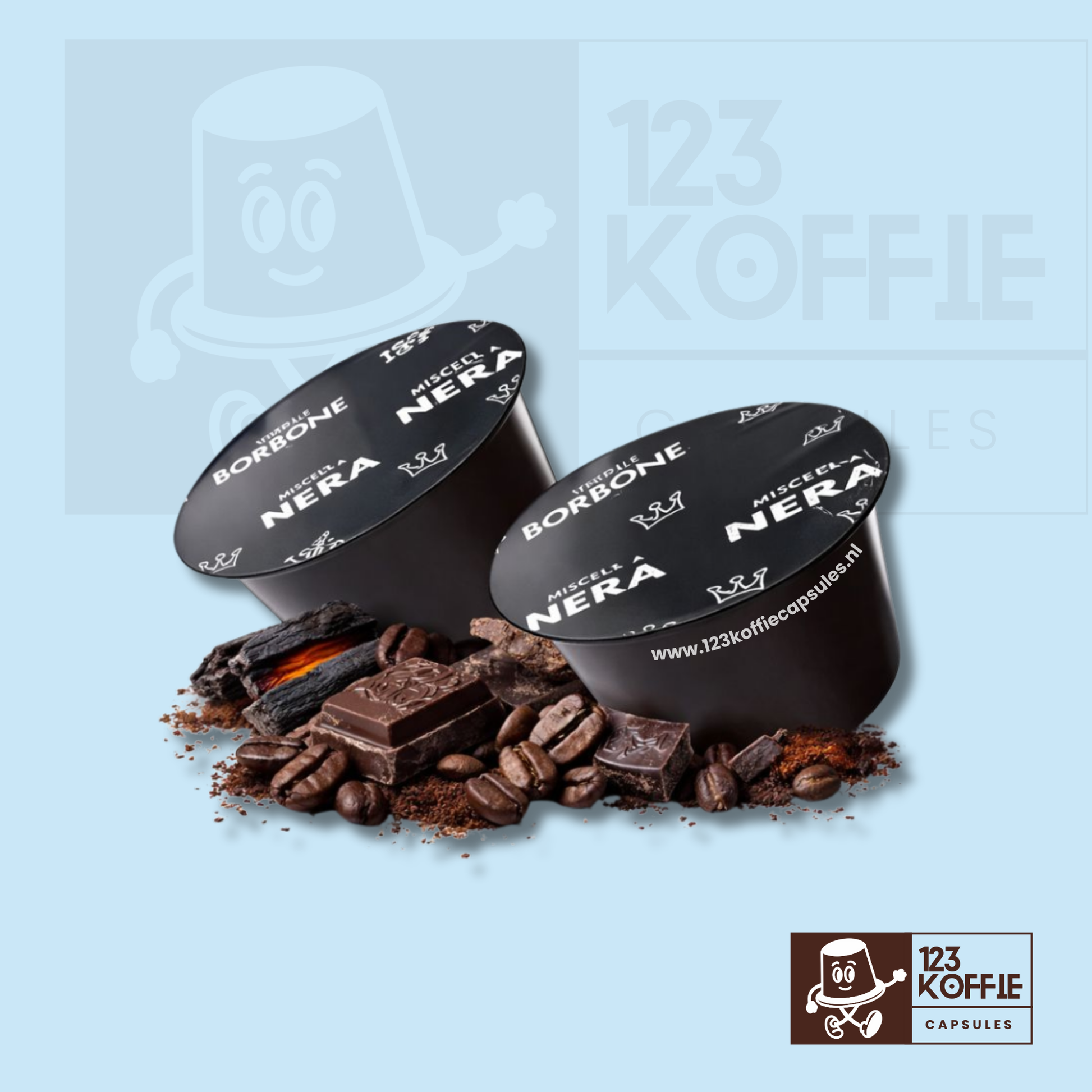 Twee Caffè Borbone Nera capsules voor Dolce Gusto met koffiebonen en pure chocolade, die de krachtige en intense smaak van deze Italiaanse espresso uitbeelden.