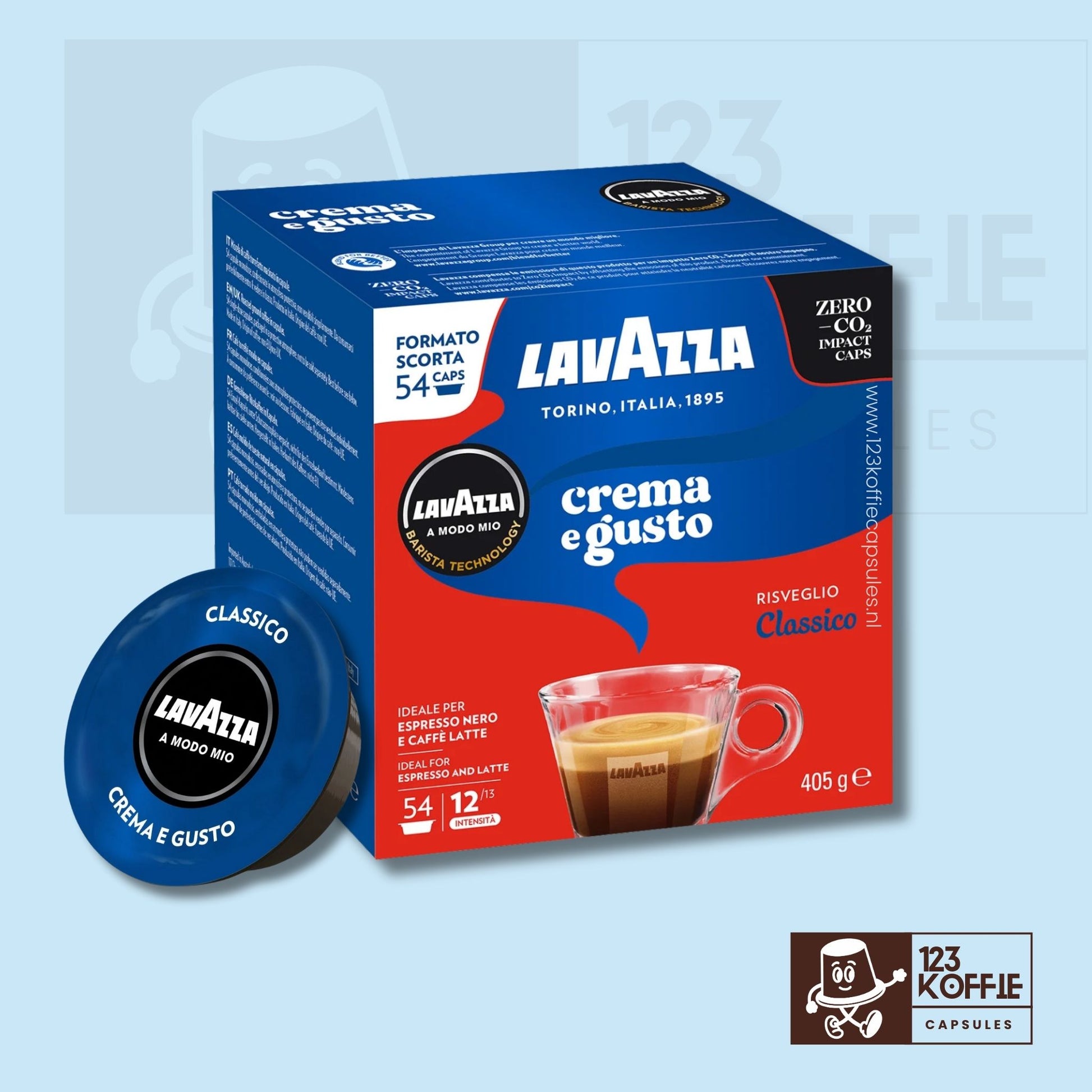 Twee Lavazza Crema e Gusto A Modo Mio koffiecapsules op witte achtergrond met koffiebonen, krachtige espresso met chocolade- en notige smaaktonen
