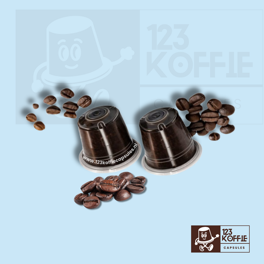 Twee sterke espresso capsules compatibel met Nespresso met donker gebrande koffiebonen op witte achtergrond